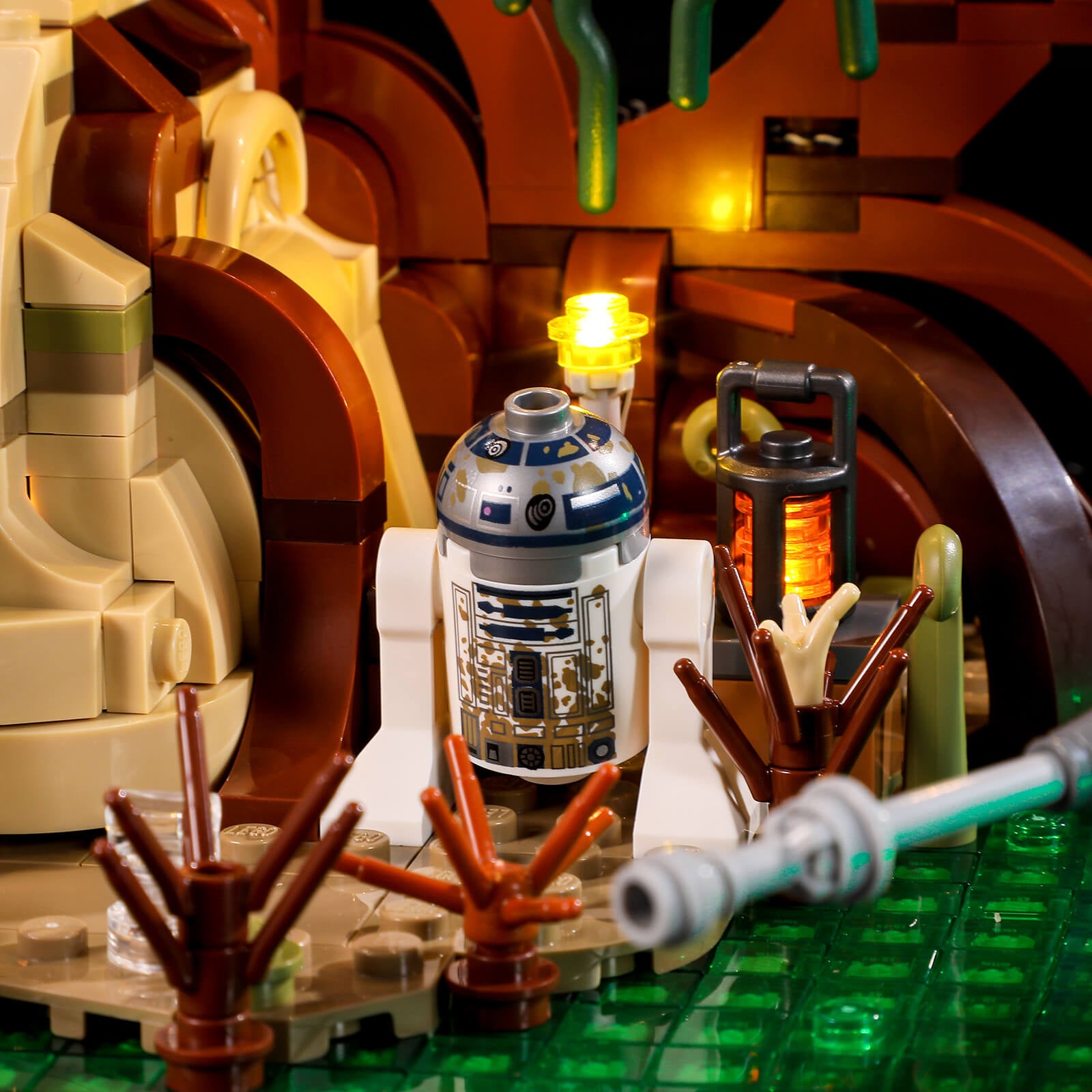 Lego Dagobah Jedi Training Diorama 75330 R2-D2